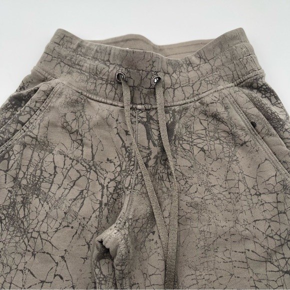 Lululemon Size 0 Warm Down Jogger 7/8 Length Thread Dye Rover Black Sweatpants - Picture 5 of 11